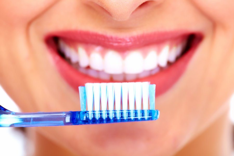 Đánh răng đúng cách cho răng thường và răng niềng